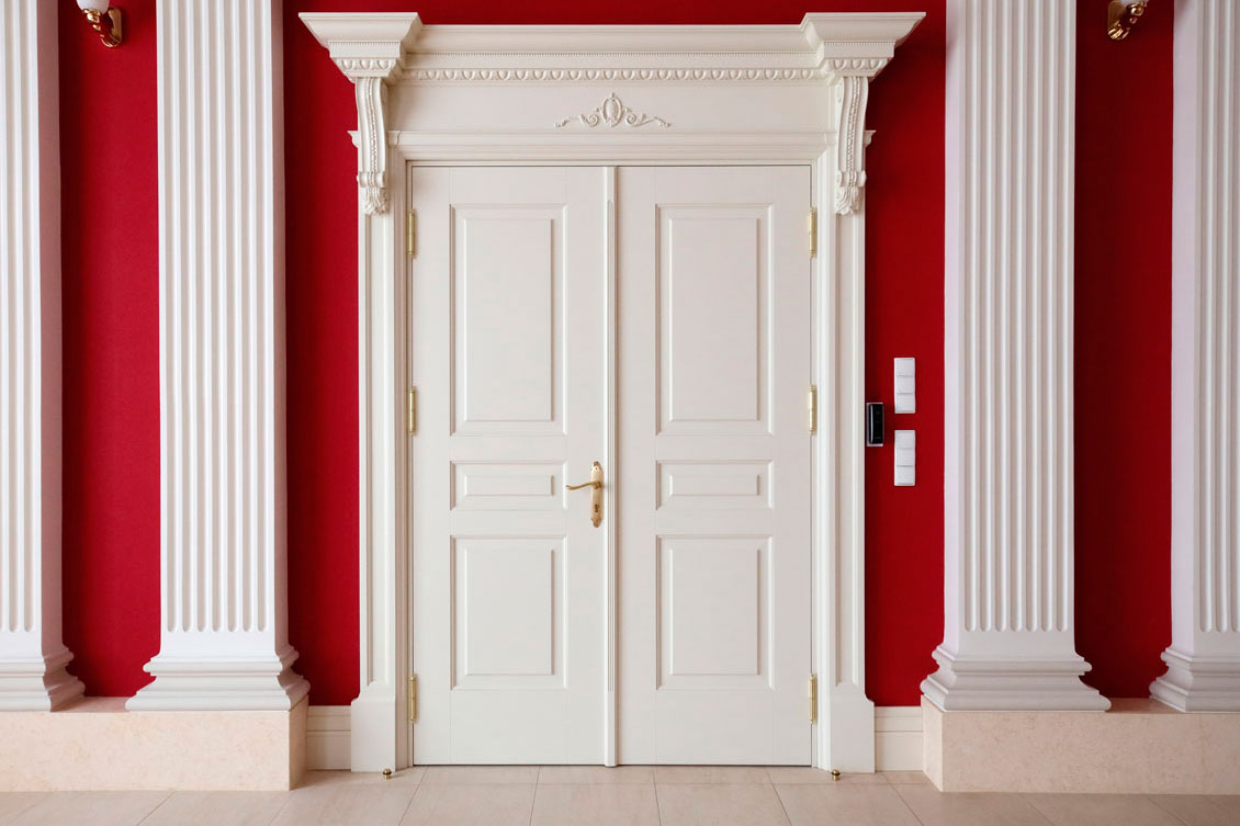 Białe drewniane drzwi na wymiar - wewnętrzne pałacowe